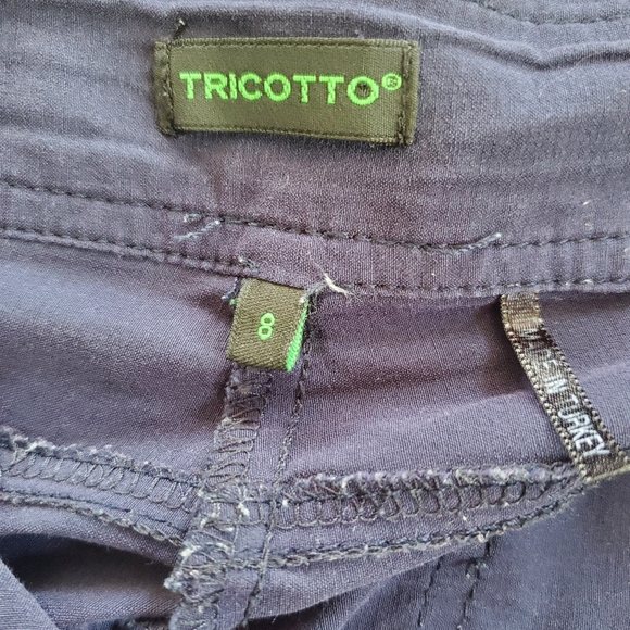 Lightweight Navy Capris - Picture 4 of 5